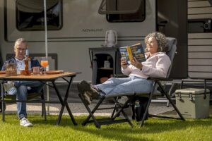 Travellife introduceert Olbia standenstoel en voetenbank