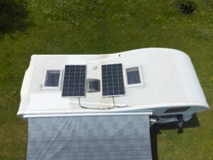 # AL-KO lanceert krachtigere zonnepanelen voor meer autonomie onderweg Wie graag enkele dagen met de camper onderweg is zonder afhankelijk te zijn van een stroomaansluiting, heeft voldoende energie aan boord nodig. **AL-KO Vehicle Technology Electronics** speelt daarop in met een nieuwe generatie zonnepanelen voor campers en caravans. De nieuwe reeks telt vier modellen met een vermogen van **155 tot 270 watt** en moet meer energie uit een beperkte dakoppervlakte halen. ([AL-KO][1]) ## Meer stroom uit dezelfde zon Zonnepanelen zijn ondertussen een vertrouwd gezicht op campers en caravans. Tegelijk neemt het stroomverbruik aan boord toe. Naast verlichting en een koelkast gebruiken reizigers steeds vaker laptops, televisies, airconditioning en andere elektrische toestellen. Daarom focust AL-KO bij de nieuwe **MFBC-reeks** vooral op een hoger rendement. De vier panelen maken gebruik van zogenaamde **Back Contact-technologie** en halen volgens de fabrikant een celefficiëntie van 25,5 procent. Dat betekent eenvoudig gezegd dat een groter deel van het beschikbare zonlicht in elektriciteit wordt omgezet. ([AL-KO][1]) ## Vier zonnepanelen van 155 tot 270 watt AL-KO biedt vier formaten aan. Het compacte **MFBC155S** levert 155 W en is met zijn smalle vorm vooral interessant wanneer er op het dak weinig vrije ruimte beschikbaar is. Met afmetingen van 140 x 51,5 cm en een gewicht van 7,7 kg kan het bijvoorbeeld gemakkelijker tussen dakluiken en andere accessoires worden gemonteerd. Daarboven staan de **MFBC190 van 190 W**, de **MFBC230 van 230 W** en de grootste **MFBC270 van 270 W**. Zo kan de installatie worden afgestemd op de beschikbare ruimte en de energiebehoefte aan boord. Alle uitvoeringen krijgen bovendien een volledig zwarte afwerking. ([AL-KO][1]) ## Langer zonder stroomaansluiting Voor camperaars zit het belangrijkste voordeel in een grotere autonomie. Een krachtiger zonnepaneel kan onder geschikte omstandigheden meer energie naar de huishoudaccu sturen. Daardoor kun je langer zelfstandig staan en hoef je minder snel op zoek naar een externe stroomvoorziening. Uiteraard blijft de werkelijke opbrengst afhankelijk van onder meer het weer, de stand van de zon, eventuele schaduw en het stroomverbruik aan boord. ## Nieuwe laadregelaar haalt het maximum uit de panelen Samen met de zonnepanelen introduceert AL-KO ook de nieuwe **PRM800 Solar Charge Regulator**. Deze laadregelaar vormt de schakel tussen de zonnepanelen en de accu en zorgt ervoor dat de opgewekte energie zo efficiënt mogelijk wordt gebruikt. Daarvoor maakt hij gebruik van **MPPT-technologie**, die voortdurend zoekt naar het optimale werkpunt van de zonnepanelen. De PRM800 is geschikt voor zowel lithium- als loodaccu's en maakt het ook mogelijk om meerdere zonnepanelen met elkaar te combineren. ([AL-KO][1]) Via Bluetooth kan bovendien verbinding worden gemaakt met een app om de laadstatus van de accu te volgen. ([AL-KO][1]) ## Interessant voor wie graag autonoom reist Met de nieuwe zonnepanelen speelt AL-KO vooral in op de groeiende behoefte aan energie in moderne campers en caravans. Wie regelmatig op campings staat met een stroomaansluiting zal die extra capaciteit minder nodig hebben. Voor reizigers die graag zelfstandig staan, kan een efficiënte zonne-installatie daarentegen een belangrijk verschil maken. De combinatie van panelen tot **270 W**, een celefficiëntie van 25,5 procent en de nieuwe PRM800-laadregelaar moet ervoor zorgen dat meer van de beschikbare zonne-energie daadwerkelijk in de accu terechtkomt. En dat betekent uiteindelijk vooral één ding: **langer onderweg zonder aan de stekker te moeten.** ([AL-KO][1]) [Meer informatie bij AL-KO Vehicle Technology](https://www.alko-tech.com/en/Newsroom/New-high-power-high-efficiency-photovoltaic-range-from-AL-KO-Vehicle-Technology-Electronics_ptd_15285) [1]: https://www.alko-tech.com/en/Newsroom/New-high-power-high-efficiency-photovoltaic-range-from-AL-KO-Vehicle-Technology-Electronics_ptd_15285 "News, press releases and photos | AL-KO"